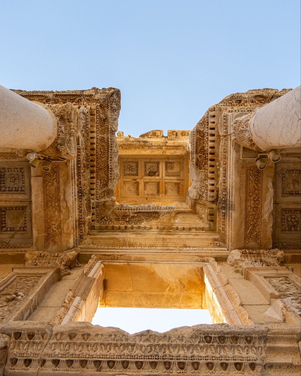 MrHustun's tweet photo. Celsus Kütüphanesi

📍 Celsus Kütüphanesi, Efes Antik Kenti, Selçuk, İzmir, Türkiye 

İzmir’in Selçuk ilçesinde bulunan Efes Antik Kenti, antik dünyanın önemli kültür, ticaret ve kent merkezlerinden biri olarak öne çıkar.

Efes’in en dikkat çekici yapılarından biri ise Celsus Kütüphanesi’dir. MS 2. yüzyılda inşa edilen kütüphane, Roma döneminin önemli yapılarından biriydi. Asya Eyaleti valisi ve Roma senatörü Tiberius Julius Celsus Polemaeanus adına, oğlu Gaius Julius Aquila tarafından yaptırıldı.

Yapının en dikkat çekici özelliklerinden biri, yalnızca bir kütüphane olmamasıydı. Celsus’un mezar odası da yapının arkasında, kütüphane kompleksinin içinde bulunuyordu.

Böylece Efes’te bilgi, mimari ve bir insanın hatırası aynı yapıda buluştu.

Bugün Celsus Kütüphanesi, Efes Antik Kenti’nin en tanınan yapılarından biri olarak ziyaretçilerini karşılıyor.

Efes, yıl boyunca çok sayıda yerli ve yabancı ziyaretçiyi ağırlayan önemli bir kültür turizmi destinasyonudur. Kuşadası’na yaklaşık 20 km mesafede bulunması, bölgeyi ziyaret edenler için Efes’i ulaşılabilir bir kültürel durak haline getirir. Kuşadası’ndan Efes’e günübirlik ziyaretler ve turlar oldukça yaygındır.

Özellikle Kuşadası Limanı’na gelen kruvaziyer yolcuları için Efes, bölgedeki başlıca kültürel ziyaret noktalarından biridir.

Efes’in yakınındaki Şirince ise tarihi evleri, yerel ürünleri ve şaraplarıyla tanınan önemli bir köy destinasyonudur.

Selçuk ayrıca Ayasuluk Tepesi, Meryem Ana Evi ve Artemis Tapınağı gibi önemli tarihi ve kültürel miras alanlarına ev sahipliği yapar.

Efes, bu nedenle yalnızca antik bir kent değil; tarih, kültür, mimari ve turizmin aynı coğrafyada buluştuğu önemli bir destinasyondur.

✅ Fotoğrafların çekimi şahsıma aittir.

Celsus Library 

📍 Celsus Library, Ephesus Ancient City, Selçuk, İzmir, Türkiye 

Located in Selçuk, İzmir, the ancient city of Ephesus was one of the important cultural, commercial and urban centers of the ancient world.

One of its most remarkable monuments is the Library of Celsus. Built in the 2nd century AD, it was an important Roman period building. It was constructed in honor of Tiberius Julius Celsus Polemaeanus, a Roman senator and governor of the Province of Asia, by his son Gaius Julius Aquila.

One of the most remarkable features of the building is that it was more than just a library. Celsus’ burial chamber was located behind the building, within the library complex.

Thus, in Ephesus, knowledge, architecture and the memory of a person came together in the same monument.

Today, the Library of Celsus stands as one of the most recognizable monuments of the ancient city of Ephesus.

Ephesus welcomes many domestic and international visitors throughout the year and is an important cultural tourism destination. Located approximately 20 km from Kuşadası, it is an accessible cultural attraction for visitors exploring the region. Day trips and tours from Kuşadası to Ephesus are common.

Ephesus is also one of the major cultural attractions visited by cruise passengers arriving at Kuşadası Port.

Nearby Şirince is another popular destination, known for its historic houses, local products and wines.

Selçuk is also home to important historical and cultural sites such as Ayasuluk Hill, the House of the Virgin Mary and the Temple of Artemis.

For this reason, Ephesus is more than an ancient city; it is a destination where history, culture, architecture and tourism come together.

#culture #travel #culturetrip #art #culturetravel