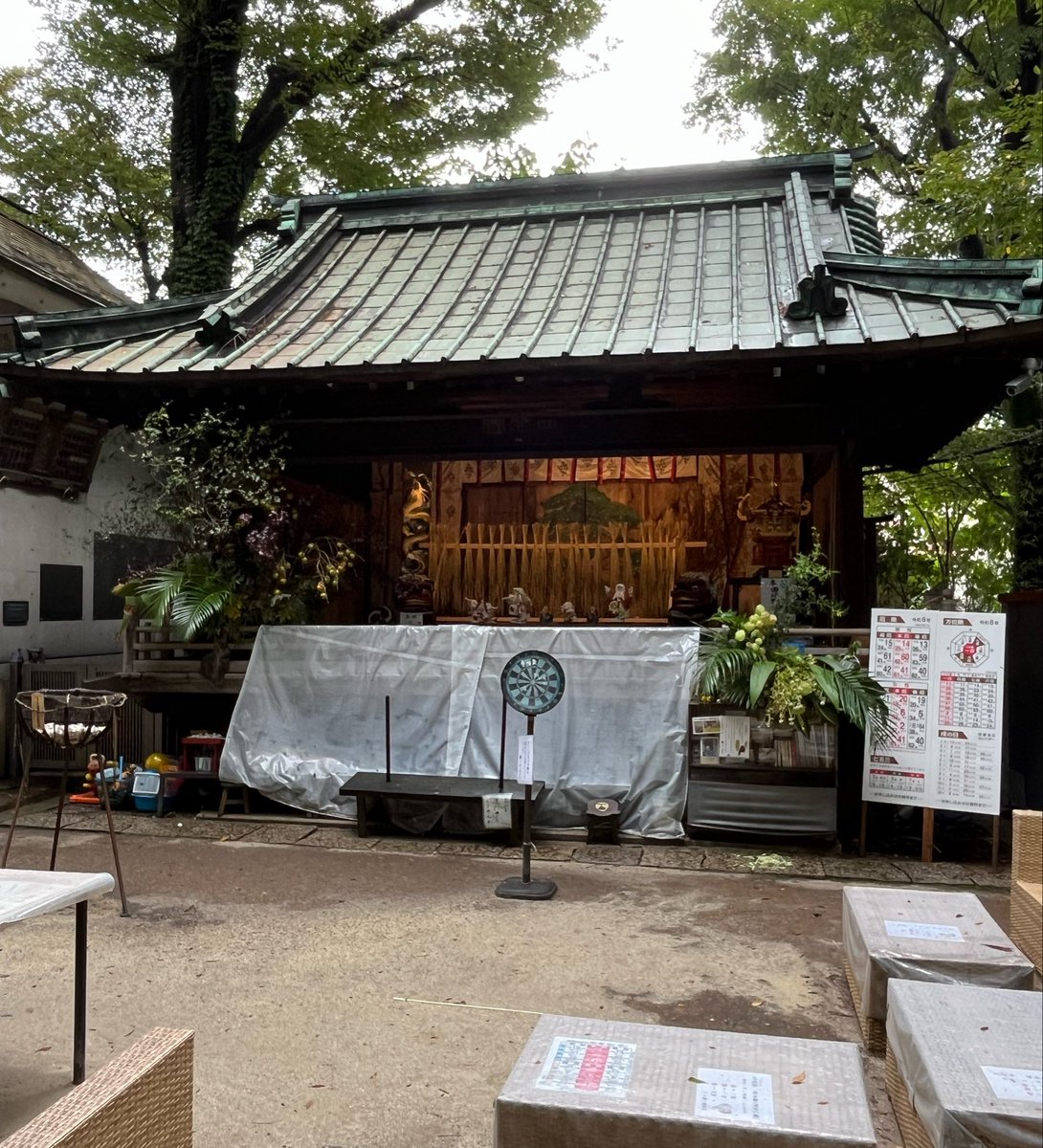 tsu_7888's tweet photo. 戸越の神社にダーツと玉入れがあって珍しい笑 https://t.co/EDoejPFR7v