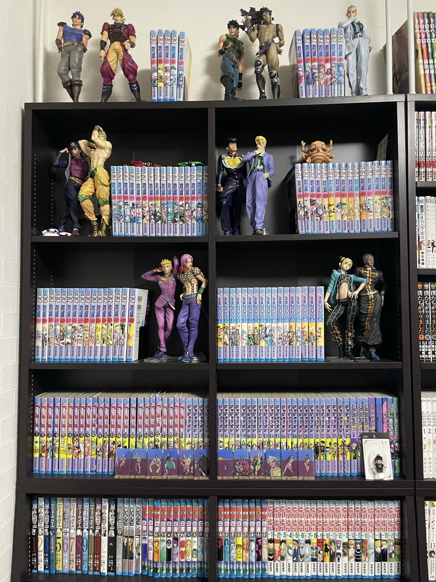 aaaiIcecream's tweet photo. 一人暮らししてた時のオタクすぎる本棚良すぎて定期的にみてる、ジョジョがほんとに良くてぇ… https://t.co/d7rhrbbZAx