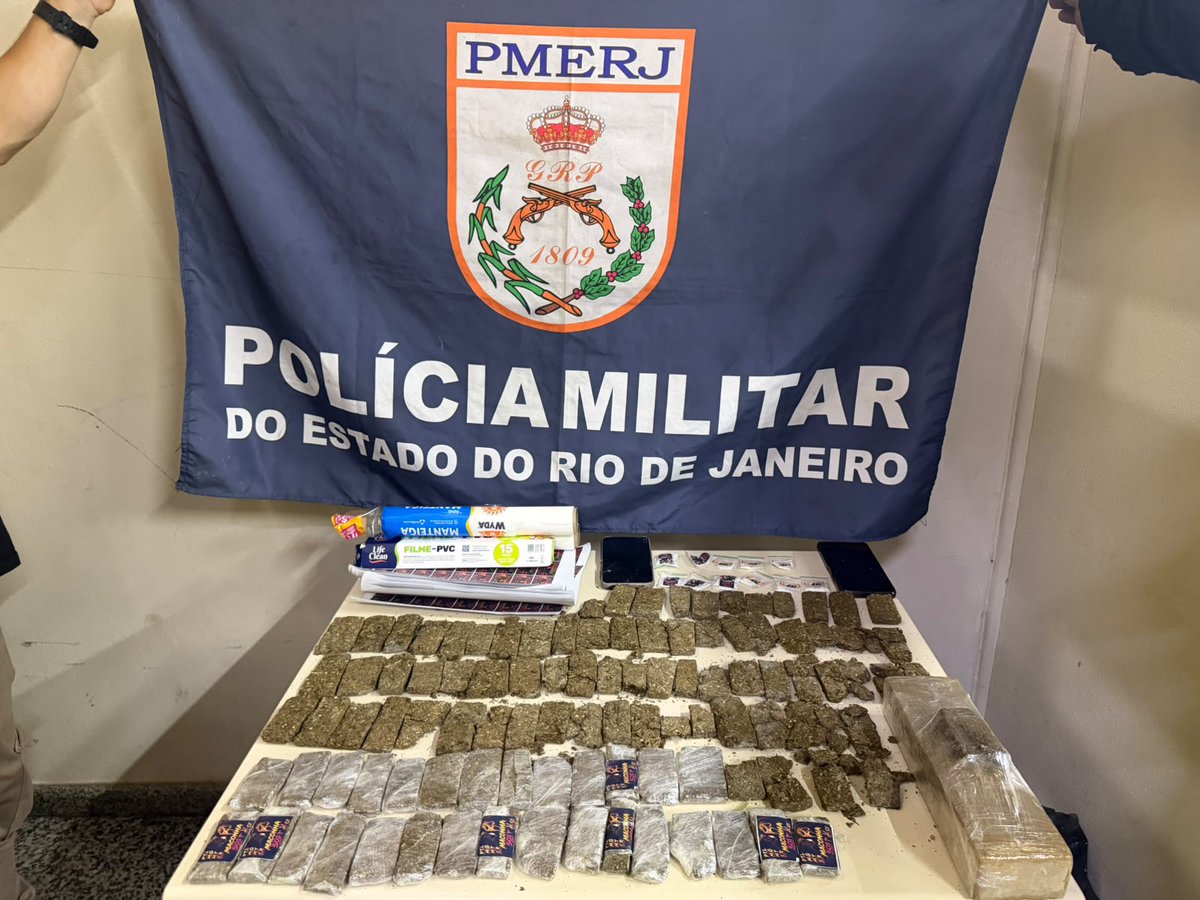 PMERJ's tweet photo. 🛑 DROGAS APREENDIDAS EM PARATY
Policiais da #2CIPM prenderam quatro criminosos em flagrante e localizaram um esconderijo clandestino de entorpecentes na noite de terça-feira (29), no bairro São Roque, em Paraty. https://t.co/kHMBzI0kaZ