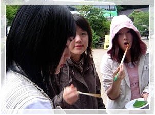 taeresnosliramu's tweet photo. taeyeon once said: "i saw girls by boy's eyes." 😅

and these pics show her boyish side when she was younger. 😂 that mischievous look on her face still shows up sometimes even now. https://t.co/CPLkT2Tqp1