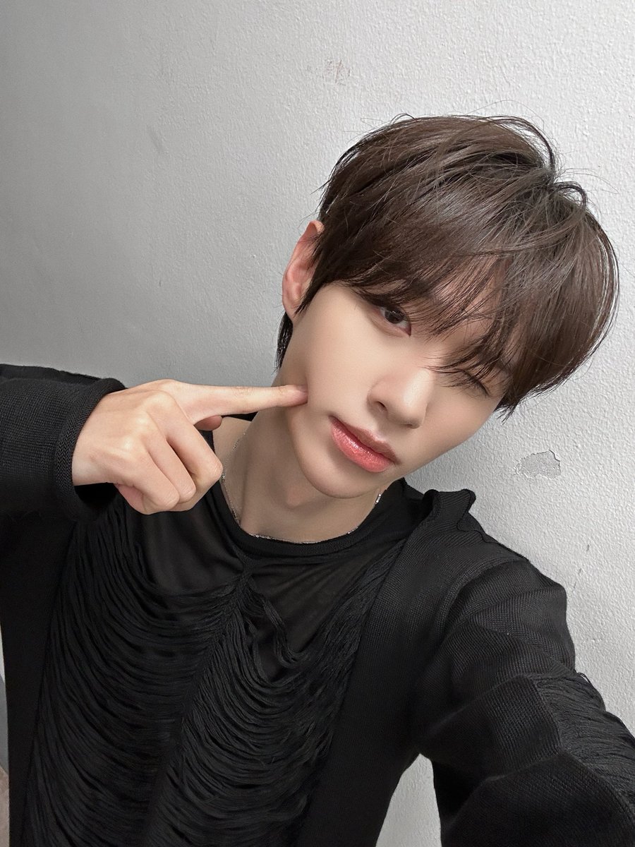 CYE_MEMBERS7's tweet photo. 오래오래 기다려줘서 고마웡~!
클로저가 좋아할만한 곡들로 꽉 꽉 채웠으니깐 많이 들어봐죵🤍🤍 
사랑해🥳😘

#김성민 #KIMSUNGMIN 
#CLOSEYOUREYES #클로즈유어아이즈
#CYE #클유아 https://t.co/cNOCTNumPu