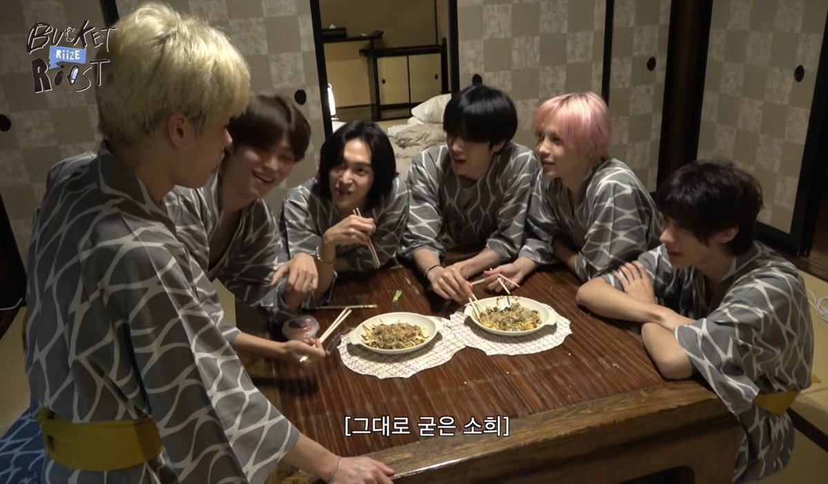 y0eeandme's tweet photo. NO ONE LOOKING AT THE DAMN TAKOYAKI 😭😭😭 https://t.co/n6hOeq1DBT