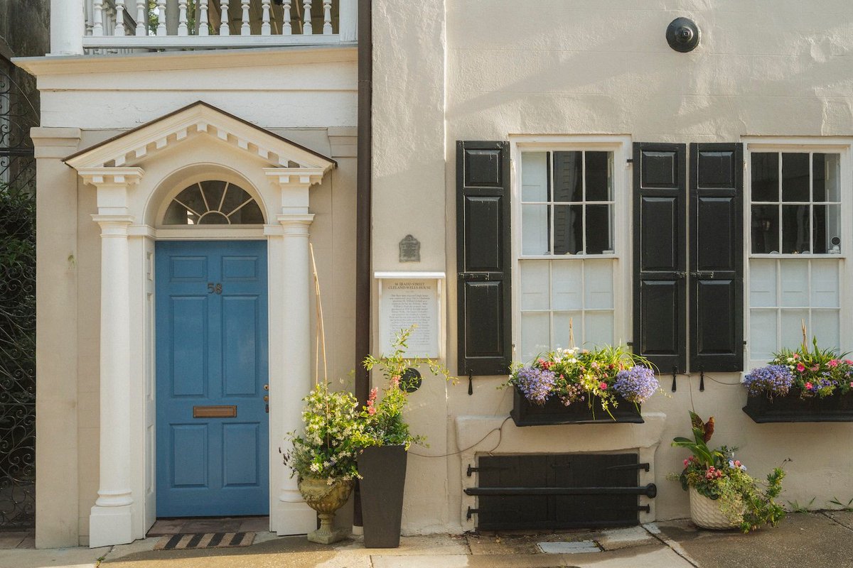 ExploreCHS's tweet photo. Happy #WindowBoxWednesday from Charleston! 🌿 #ExploreCharleston https://t.co/10KZ80LdkZ