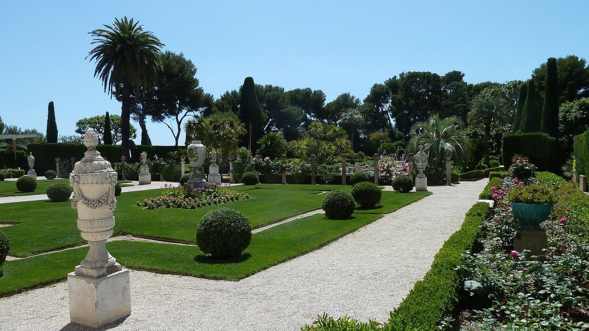 MansionOnSol's tweet photo. Béatrice de Rothschild had staff stand inside green cardboard pyramids to test where the cypress trees should go at Villa Ephrussi.

Some people use a mood board. https://t.co/fiLeW2Whnm