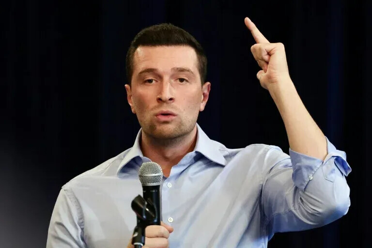 BFMTV's tweet photo. 🔴 EN DIRECT
"Après le 7 octobre 2023, j'ai marché dans les rues de Paris, pas lui": Jordan Bardella répond à Emmanuel Macron sur l'antisémitisme
https://t.co/ZXNnkhgTHZ https://t.co/TaizxVWQ2H