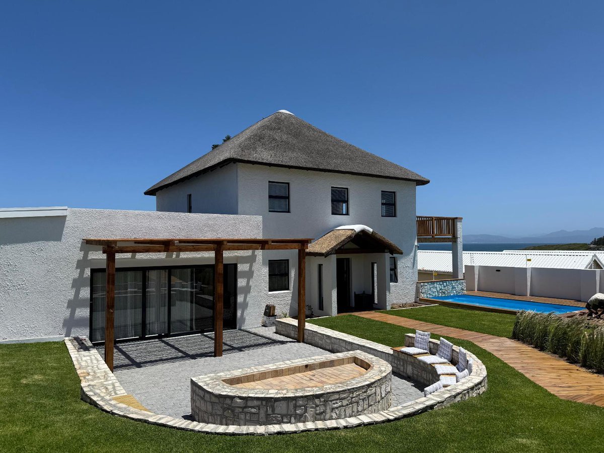 HolidayStaysZa's tweet photo. Old Harbour Place, a coastal retreat in Gansbaai, is a Villa in the Western Cape. The house is designed for easy, relaxed living.

https://t.co/zjOhSiFwb4 https://t.co/WIk0BDaw5C