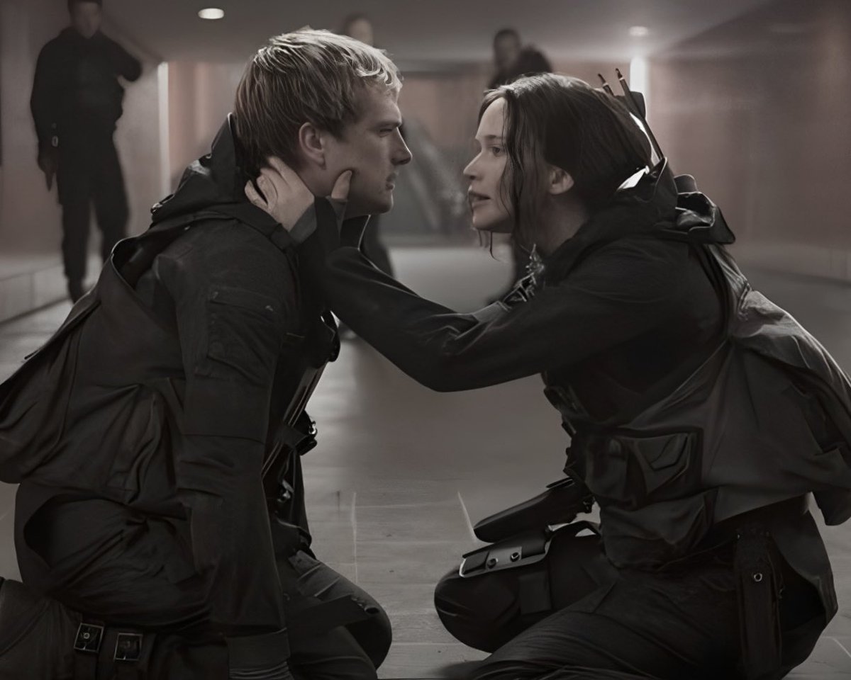 hipll's tweet photo. agreed with katniss on not becomin the very thing we’re fighting against, but “no more casualties” sounds noble in principle, just not exactly a solution. like how? ur fighting an army that has zero problem killing em. war is THAT ugly. https://t.co/hKeiTRY5P1