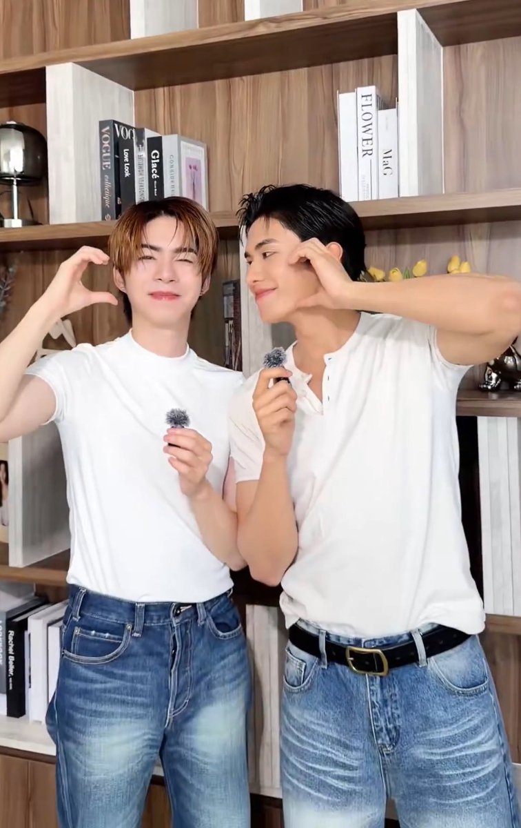 Mommydmill's tweet photo. ติ้กถูกทุกช่อง✅✅✅✅ เสื้อผ้าหน้าผม คือที่ เนี่ยไม่ต้องประโคมหลายๆชั้นก็ดูดีอ่ะ😭 ละเจเจกับเสื้อผ้าพอดีตัวน่ะ ดูดีอันดับฮัลโหลเลยล่ะ ไม่เชื่อถามพี่เน็ต มองกล้องกี่วินั่น

#NetSiraphop ᰔᩚ #jj_rcp #NetJJ 🖤🥕⋆˚ https://t.co/VZnTjgwAWV