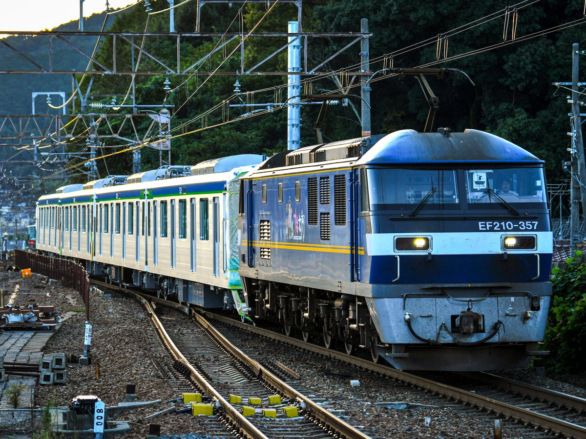 Hankyu_8810's tweet photo. 2026.9/30(水)
近畿車輛出場甲種
9894レ〜9866レ
EF210-357［鶴］+ 東武80000系81555f
📍鴫野駅、山崎駅、山科駅
切り位置にデカい影がある鴫野。惜しみなく太陽を主張する山崎。可もなく不可もない山科。
どこもかしこも中途半端な結果でした😅
さらば、夏休み👋 https://t.co/OQCTE9gcsl