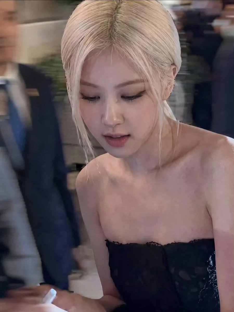 APHI_R_'s tweet photo. โห โรเซ่สวยจัง

ROSÉ AT YSL PFW
#ROSÉ #SaintLaurent
#ParisFashionWeek https://t.co/0tCgVCduuc