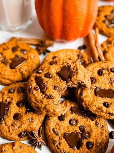 kstatespanish's tweet photo. Today's Café Olé, on the last day of September, features pumpkin spice chocolate chip Cookes and is hosted by Dr. Bender and our Spanish GTA Roque! Drop by between 2-3pm (EH 2nd floor lounge) to relax a bit as head into Fall! 🍁 🎃 🍂 💨 https://t.co/7PVlfxSHOv
