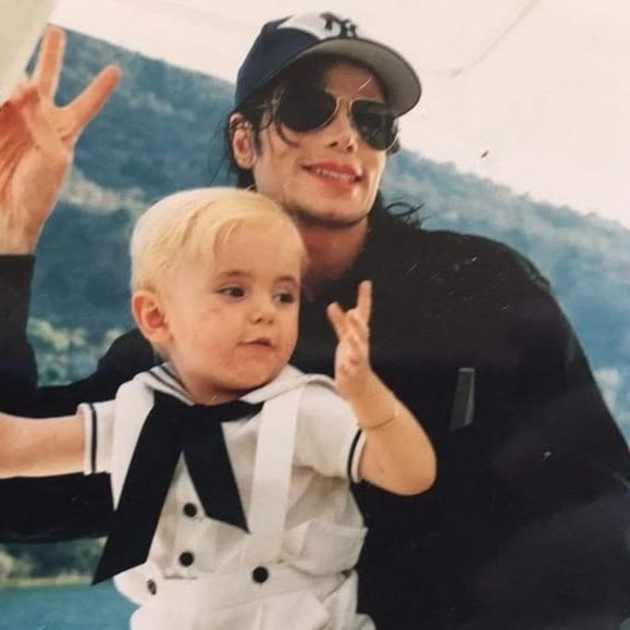 postsmjs's tweet photo. Michael Jackson, 1999 https://t.co/ocUxCCgfH3