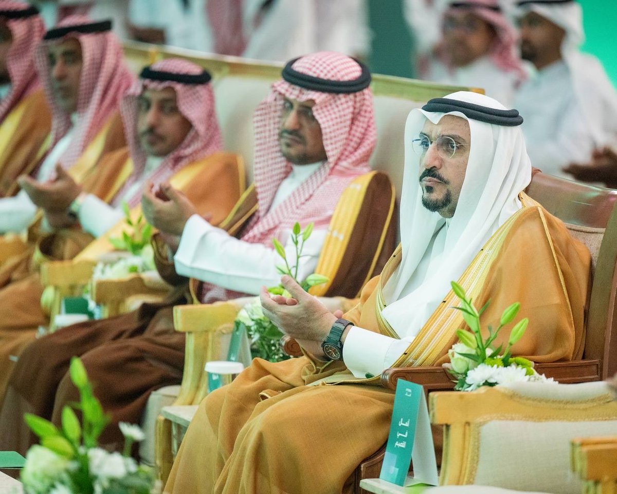 EmarahAlQassim's tweet photo. وصف سموه هذا المشروع بأنه خطوة تعزز حضور قطاع خدمات الأعمال والتعهيد، وتسهم في توفير فرص وظيفية نوعية واستقطاب وتأهيل الكفاءات الوطنية..

سمو #أمير_منطقة_القصيم : أشكر وأثمّن للأخ عبدالله الراجحي، ولكافة أعضاء مجلس الإدارة والمديرين التنفيذيين، جهودهم في استكمال افتتاح مباني شركة «أتمال» بالمنطقة، ونتطلع إلى المزيد من المشروعات المماثلة التي تعزز الاستثمار وتدعم التوظيف وتفتح فرصًا جديدة للكفاءات الوطنية.