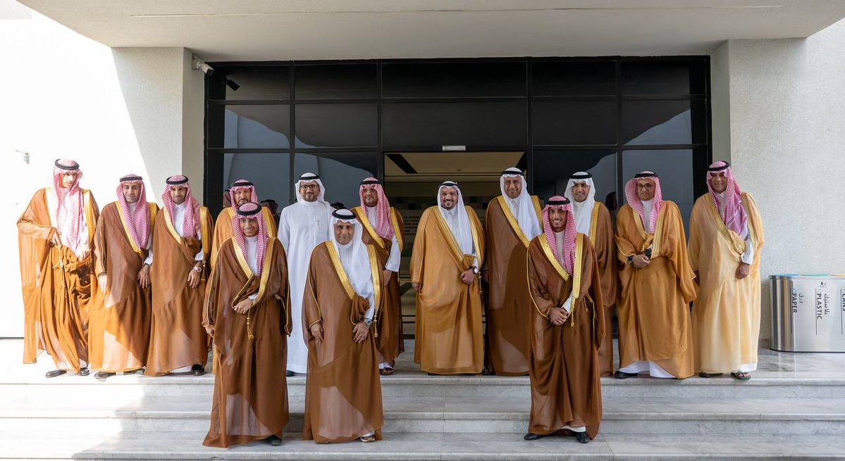 EmarahAlQassim's tweet photo. وصف سموه هذا المشروع بأنه خطوة تعزز حضور قطاع خدمات الأعمال والتعهيد، وتسهم في توفير فرص وظيفية نوعية واستقطاب وتأهيل الكفاءات الوطنية..

سمو #أمير_منطقة_القصيم : أشكر وأثمّن للأخ عبدالله الراجحي، ولكافة أعضاء مجلس الإدارة والمديرين التنفيذيين، جهودهم في استكمال افتتاح مباني شركة «أتمال» بالمنطقة، ونتطلع إلى المزيد من المشروعات المماثلة التي تعزز الاستثمار وتدعم التوظيف وتفتح فرصًا جديدة للكفاءات الوطنية.