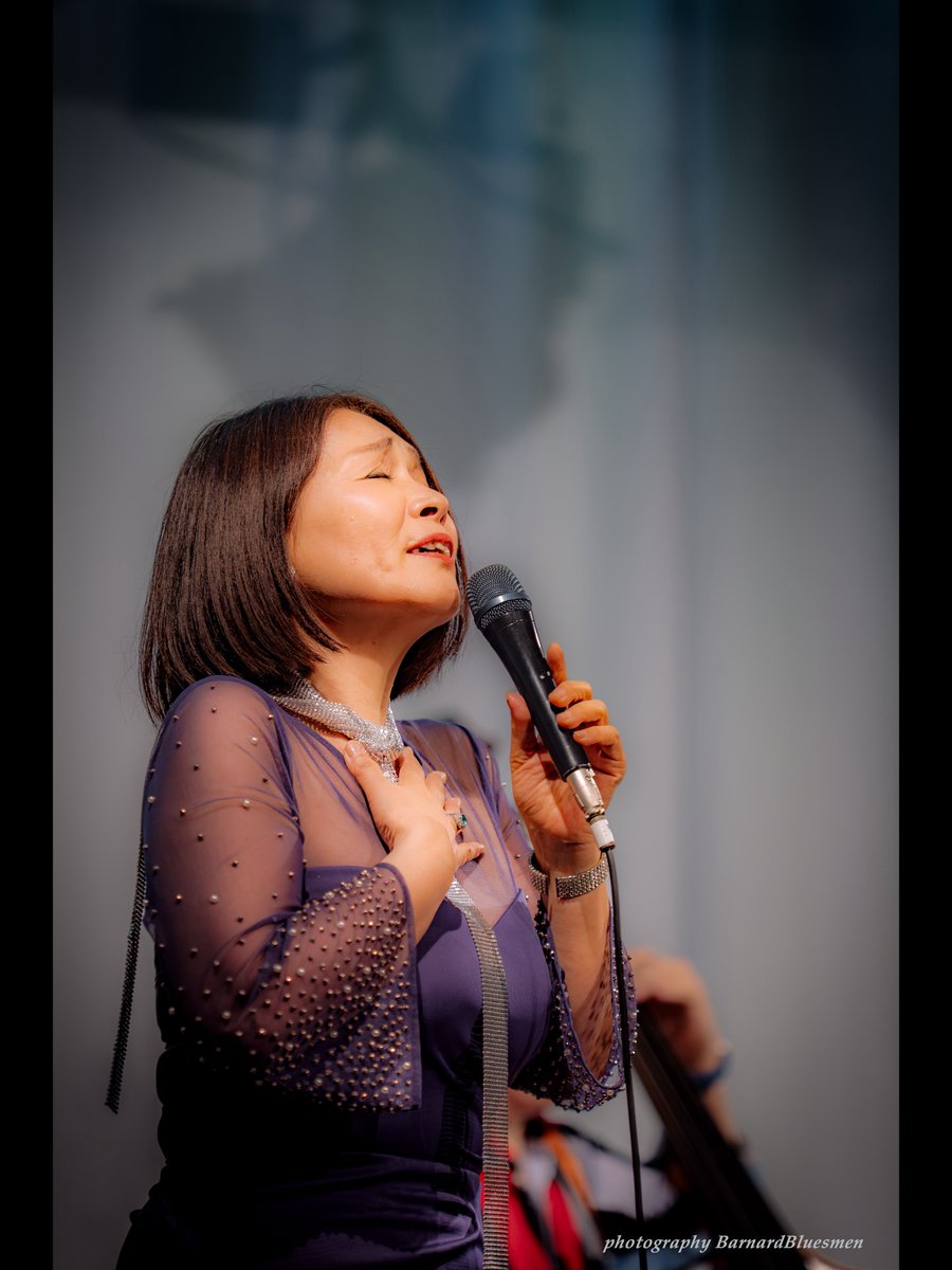 BarnardBluesmen's tweet photo. Musicianの肖像

鈴木 麻美 さん（vo）
（Pudding A La Mode）

ハママツ ジャズデイ 2026

#stagephoto
#musicianの肖像
#lumixjapan 
#hyfilter 
#hamamatsujazzday2026

@asamipudding

LUMIX DC-S1M2ES
LUMIX S PRO 70-200mm F2.8 O.I.S. https://t.co/Mkm5loxWL5