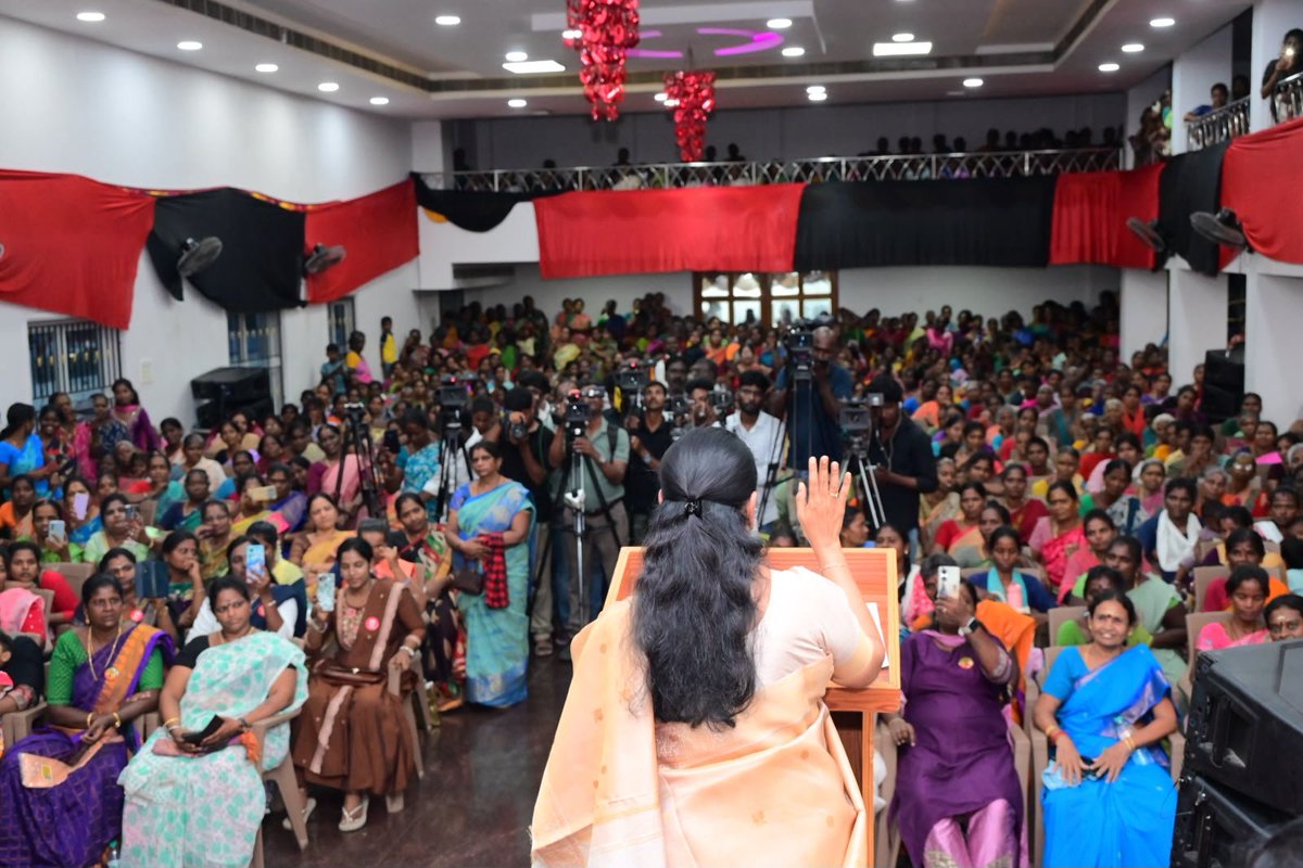 KanimozhiDMK's tweet photo. மதுராந்தகம் சட்டமன்ற இடைத்தேர்தலில் போட்டியிடும் கழகத்தின் வெற்றி வேட்பாளர் திரு. @iparanthamen அவர்களை ஆதரித்து கருங்குழி பகுதியில்  நடந்த மகளிர் சந்திப்பு நிகழ்ச்சியில் வாக்கு சேகரித்தேன்.

தமிழ்நாட்டில் பெண்களின் பாதுகாப்பை கேள்விக்குறியாக்கி இருக்கும்  அவல ஆட்சிக்கு தங்கள் வாக்குகளால்  பதிலடி தர தயாராக இருக்கிறார்கள் பெண்கள். கருங்குழியில் திரண்டிருந்த மகளிரின் பேராதரவே மதுராந்தகத்தில் நமது வெற்றியை உறுதி செய்து விட்டது.

#VoteForDMK
