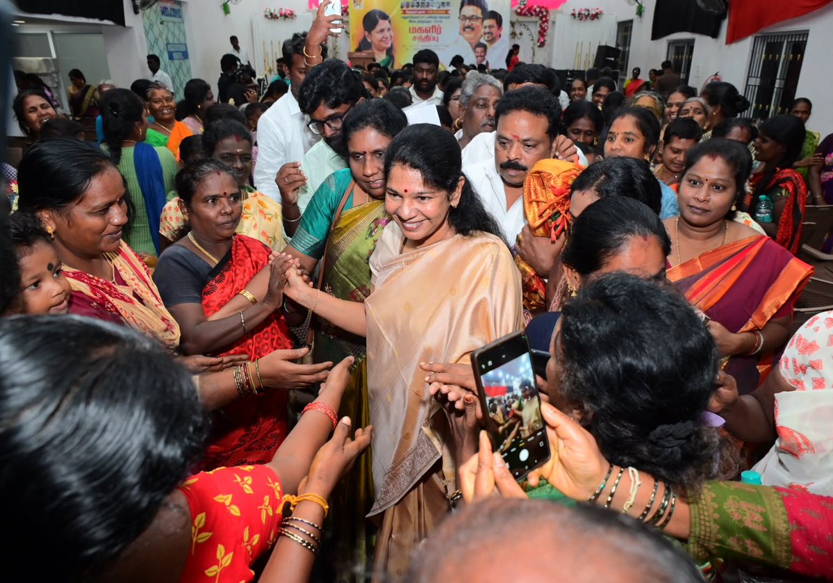 KanimozhiDMK's tweet photo. மதுராந்தகம் சட்டமன்ற இடைத்தேர்தலில் போட்டியிடும் கழகத்தின் வெற்றி வேட்பாளர் திரு. @iparanthamen அவர்களை ஆதரித்து கருங்குழி பகுதியில்  நடந்த மகளிர் சந்திப்பு நிகழ்ச்சியில் வாக்கு சேகரித்தேன்.

தமிழ்நாட்டில் பெண்களின் பாதுகாப்பை கேள்விக்குறியாக்கி இருக்கும்  அவல ஆட்சிக்கு தங்கள் வாக்குகளால்  பதிலடி தர தயாராக இருக்கிறார்கள் பெண்கள். கருங்குழியில் திரண்டிருந்த மகளிரின் பேராதரவே மதுராந்தகத்தில் நமது வெற்றியை உறுதி செய்து விட்டது.

#VoteForDMK