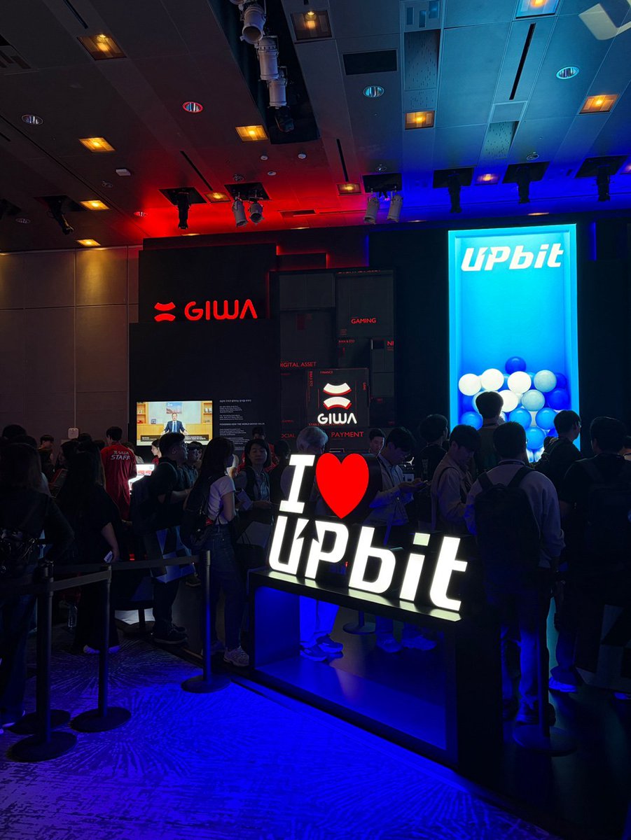 pabalx's tweet photo. stopped by @GIWA_by_Upbit at @kbwofficial.
home chain looks good in person.
the horses are still running. https://t.co/ZUQ1pDKMFq