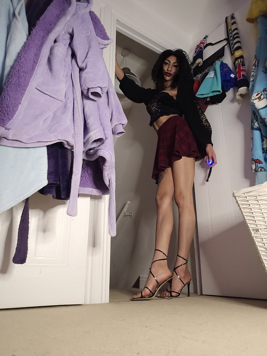 SpoilQueenVee's tweet photo. Real life giantess, literally made to be seen, worshipped, adored. 💋 https://t.co/AAXoVfTQ7s
