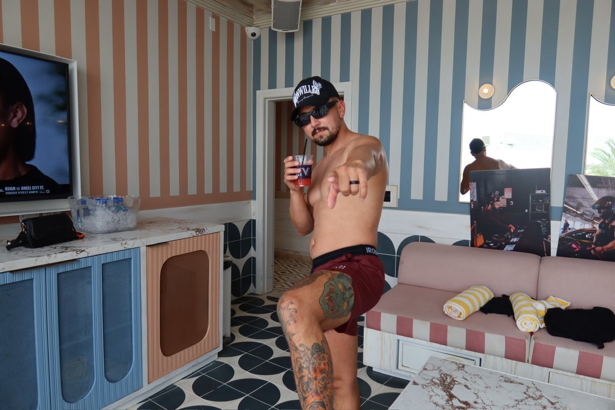 risyfredster's tweet photo. down to my underwear and a drink. someone come join https://t.co/Pyrh7WECew