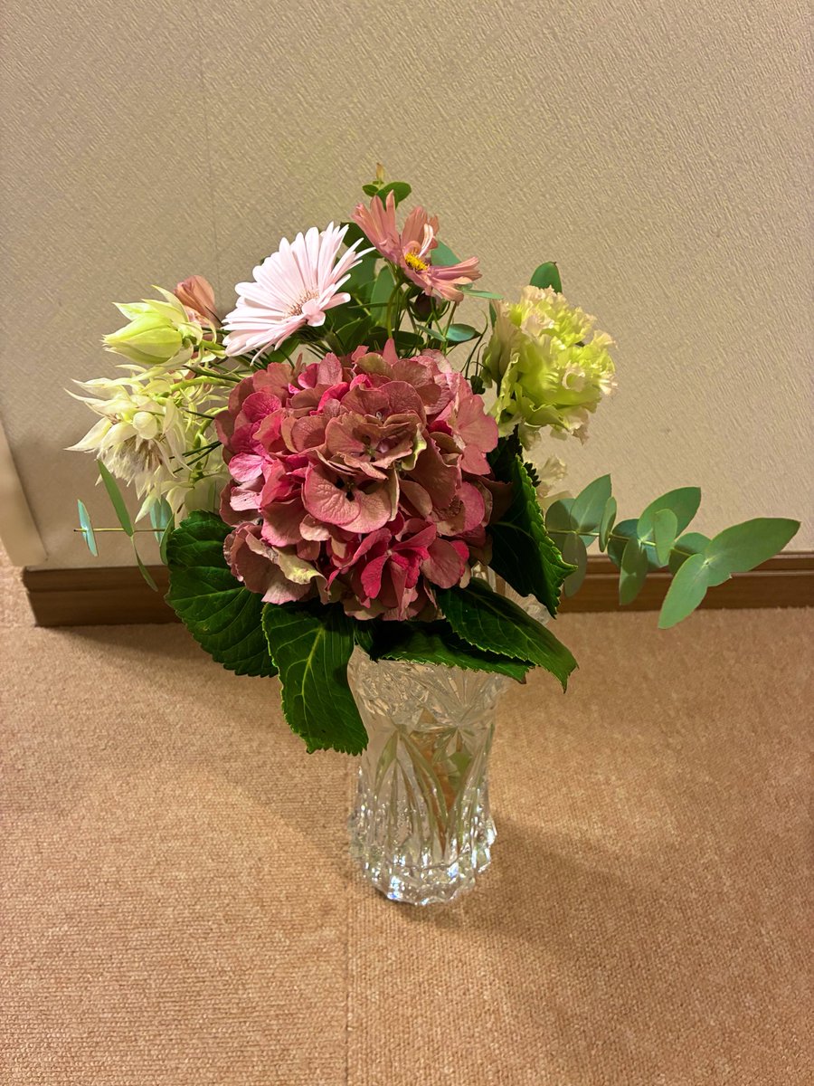 sitosito0's tweet photo. 本日最終日。
お花をいただきました💐
無事、仕事が終わって一安心です。

今後もまだまだやる事が多いので、億劫でもありますが、一個ずつ頑張ります💪 https://t.co/CJyF4tfNh0