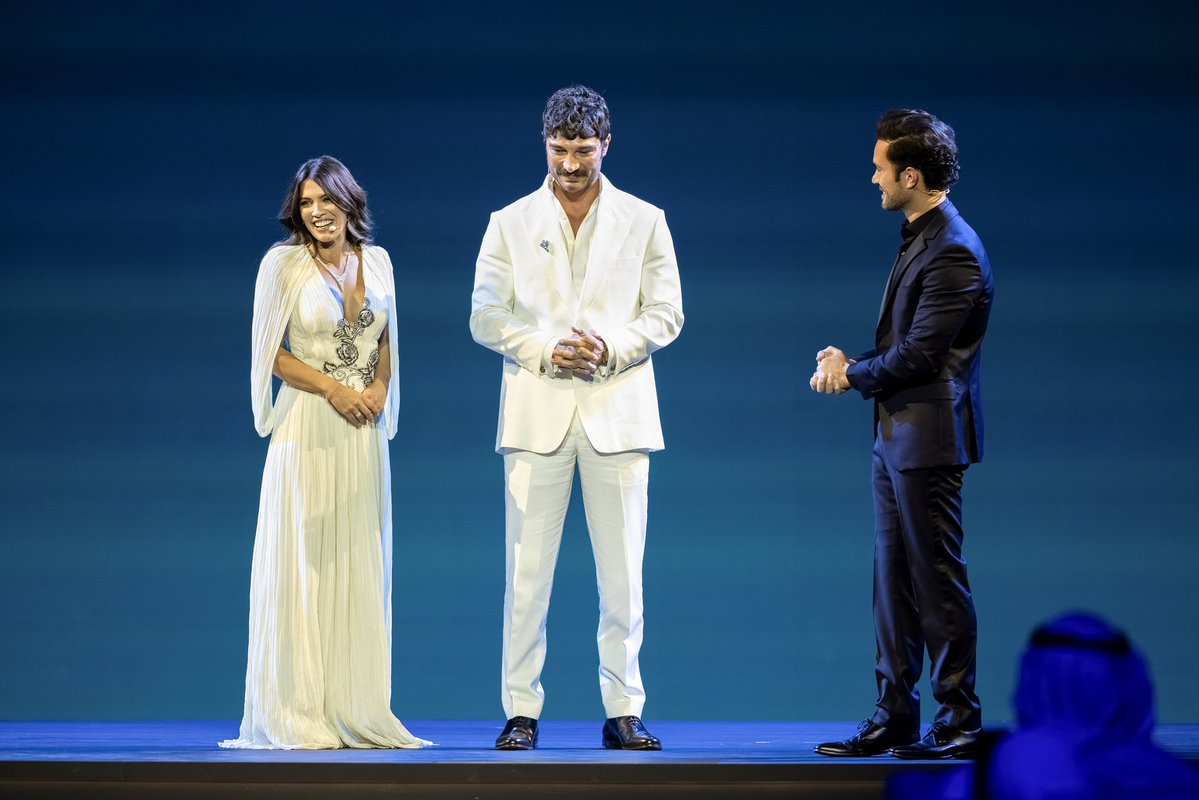 TvDunyasii's tweet photo. Etkinlik kapsamında sahneye birlikte çıkan #İlhanŞen ve #BiranDamlaYılmaz, Halef: Köklerin Çağrısı ve canlandırdıkları karakterler hakkında merak edilenleri paylaşırken, dizinin farklı ülkelerde izleyiciyle buluşmasına ilişkin düşüncelerini de aktardı. 

İlhan Şen, Riyad’da Halef: Köklerin Çağrısı’nı temsil etmekten ve dizinin farklı coğrafyalardaki izleyicilerle buluşmasından duyduğu mutluluğu dile getirirken, “Yayına girdiğimiz ilk günden beri, Türkiye’de izleyiciyle çok güzel bir bağ kurduk, hikayemiz çok sevildi. Türkiye’nin ardından farklı coğrafyalardan izleyicilerin de hikayemizle buluşması çok heyecan verici.” dedi.

Biran Damla Yılmaz ise “Dizinin yolculuğunun farklı ülkelerde devam etmesi ve bu hikayenin yeni izleyicilerle buluşması bizi çok mutlu ediyor. Disney+ ekibinin davetiyle, Riyad’da burada olmak bizim için de çok özel bir deneyim oldu.” dedi.