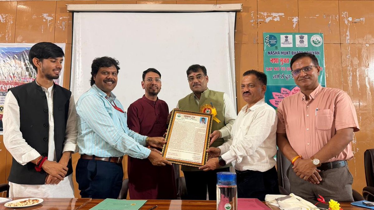 OfficialHnbgu's tweet photo. दीक्षारंभ कार्यक्रम 2026-27
दीक्षारंभ कार्यक्रम में नवप्रवेशी विद्यार्थियों को विश्वविद्यालय के अधिकारियों ने शैक्षणिक व्यवस्था, सुविधाओं एवं अवसरों की  जानकारी
दी।

 @spsinghdu #HNBGU https://t.co/Bezz7hrq9L