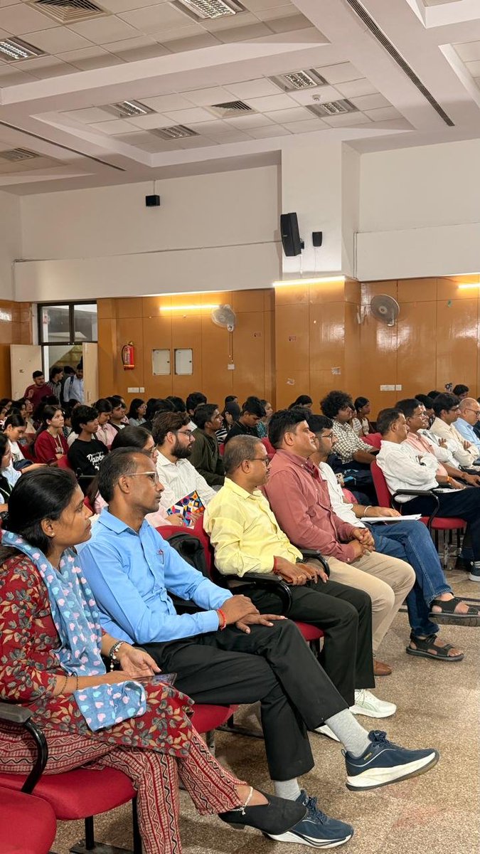 OfficialHnbgu's tweet photo. दीक्षारंभ कार्यक्रम 2026-27
दीक्षारंभ कार्यक्रम में नवप्रवेशी विद्यार्थियों को विश्वविद्यालय के अधिकारियों ने शैक्षणिक व्यवस्था, सुविधाओं एवं अवसरों की  जानकारी
दी।

 @spsinghdu #HNBGU https://t.co/Bezz7hrq9L