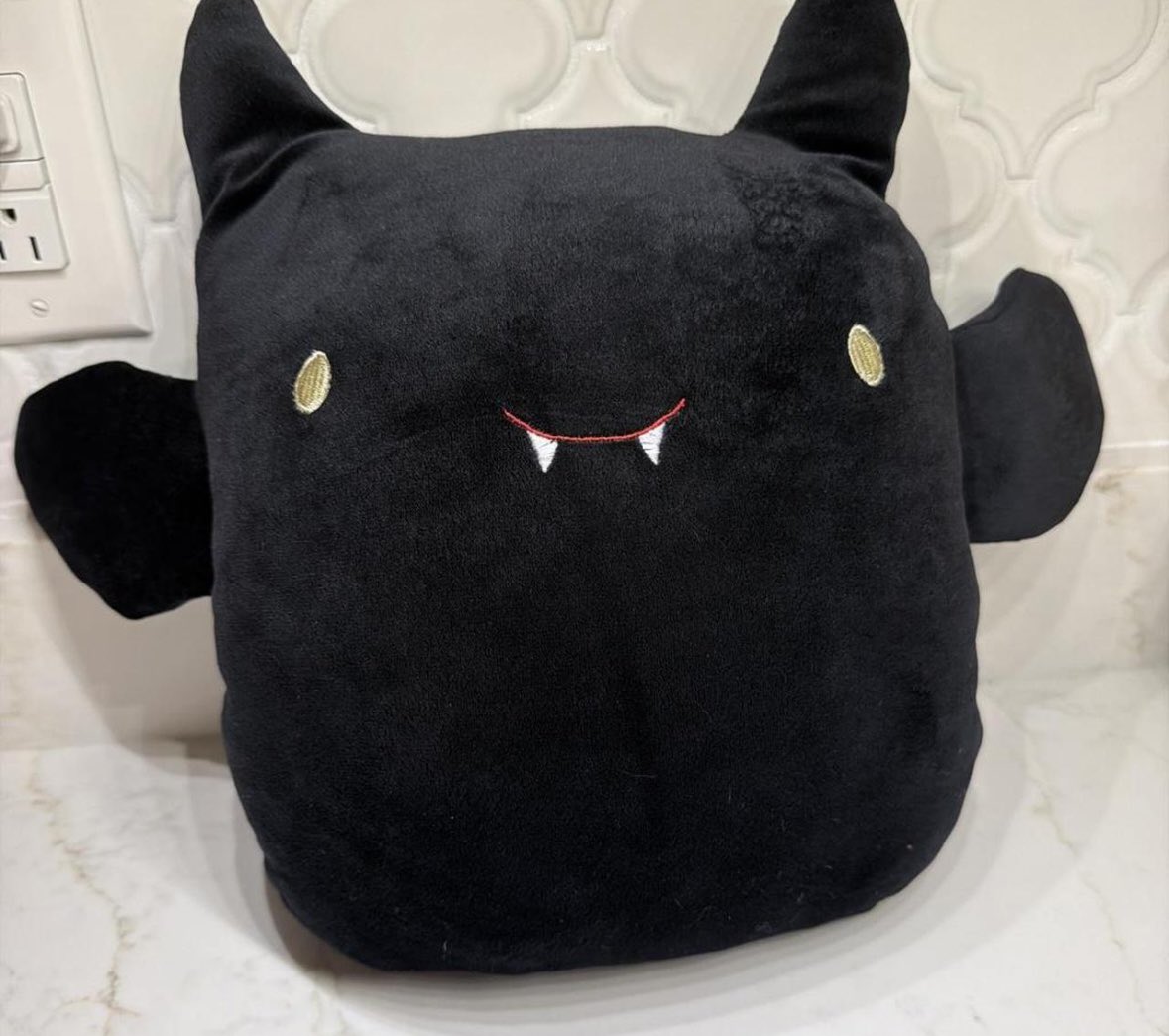 ALittleMoki's tweet photo. Chat I bought an absolute unit of a plushie off of Depop https://t.co/pQD6U4KGWj