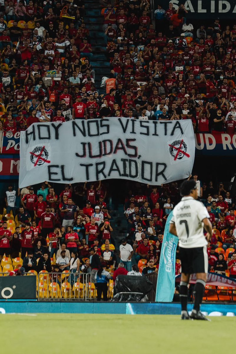 nicocadena_'s tweet photo. Así recibió la hinchada del #DIM a Juan Guillermo Cuadrado
“Hoy nos visita judas. El traidor” https://t.co/wCQBE5KxjP