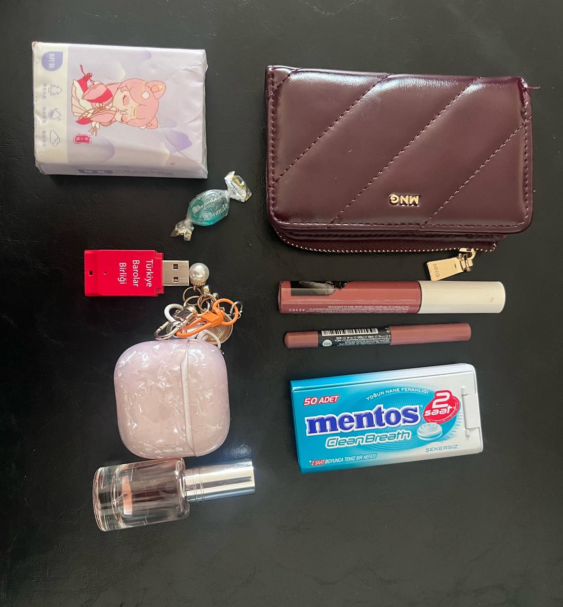 ezellhnd's tweet photo. Kapağı olmayan uyap, camilerde verdikleri cin şeker, annemin zorla koyduğu peçete. Benim çanta taşımama gerek yokmuş aslında cebime koyarım ben bunları. https://t.co/GmBa94yP2l