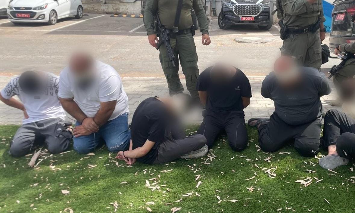 Israelpolice_Ar's tweet photo. ألقت #الشرطة القبض على على 9 #فلسطينيين ينتمون لعائلة واحدة من قريتي صوريف وبيت أمر، بشبهة تورطهم في خلية نفذت سلسلة اقتحامات وسرقات لمنازل في منطقة "بيت شيمش". وأسفرت السرقات عن الاستيلاء على ممتلكات تُقدر قيمتها بعشرات الآلاف من الشواقل. وقد أُحيل المشتبه بهم للتحقيق، تمهيدًا لعرضهم غدًا على المحكمة للنظر في طلب تمديد توقيفهم.