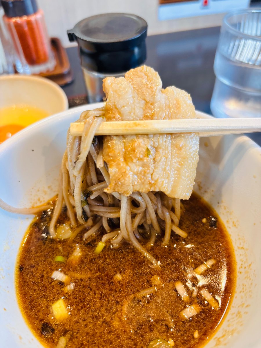 anpear0703's tweet photo. 会津若松市内のマルハン 会津若松店に隣接する〜ごはんどき 会津若松店だべした〜🎵
豚肉✕ 特製甘辛ダレの豚つけそばの〜お得な生玉子付き800円にしたべ〜😁
豚肉＆蕎麦に特製甘辛ダレと生卵を〜つけて食べたべ👍
マルホンごま油屋のラー油で、味変した方が美味かったべ〜😆
甘辛ダレとラー油が絶妙にマッチング〜だったわせ〜😃
生卵も〜いい感じだべ〜👍
#マルハン　#ごはんどき #会津若松市　#そば　#蕎麦