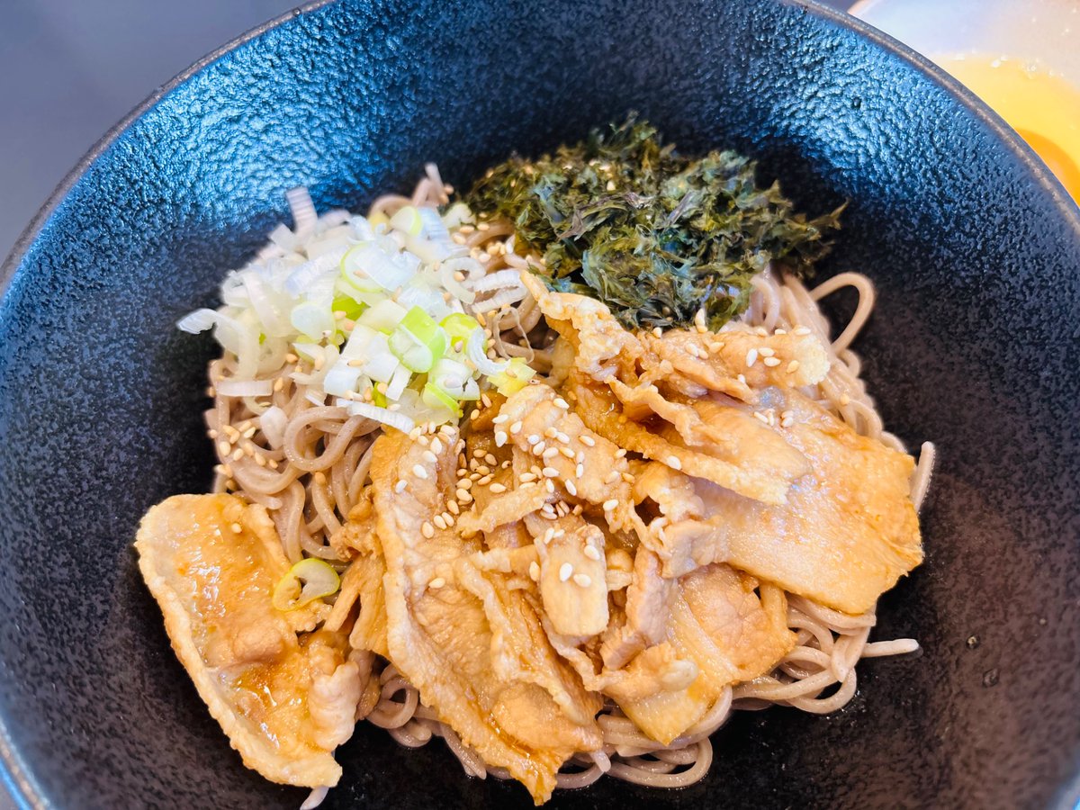 anpear0703's tweet photo. 会津若松市内のマルハン 会津若松店に隣接する〜ごはんどき 会津若松店だべした〜🎵
豚肉✕ 特製甘辛ダレの豚つけそばの〜お得な生玉子付き800円にしたべ〜😁
豚肉＆蕎麦に特製甘辛ダレと生卵を〜つけて食べたべ👍
マルホンごま油屋のラー油で、味変した方が美味かったべ〜😆
甘辛ダレとラー油が絶妙にマッチング〜だったわせ〜😃
生卵も〜いい感じだべ〜👍
#マルハン　#ごはんどき #会津若松市　#そば　#蕎麦