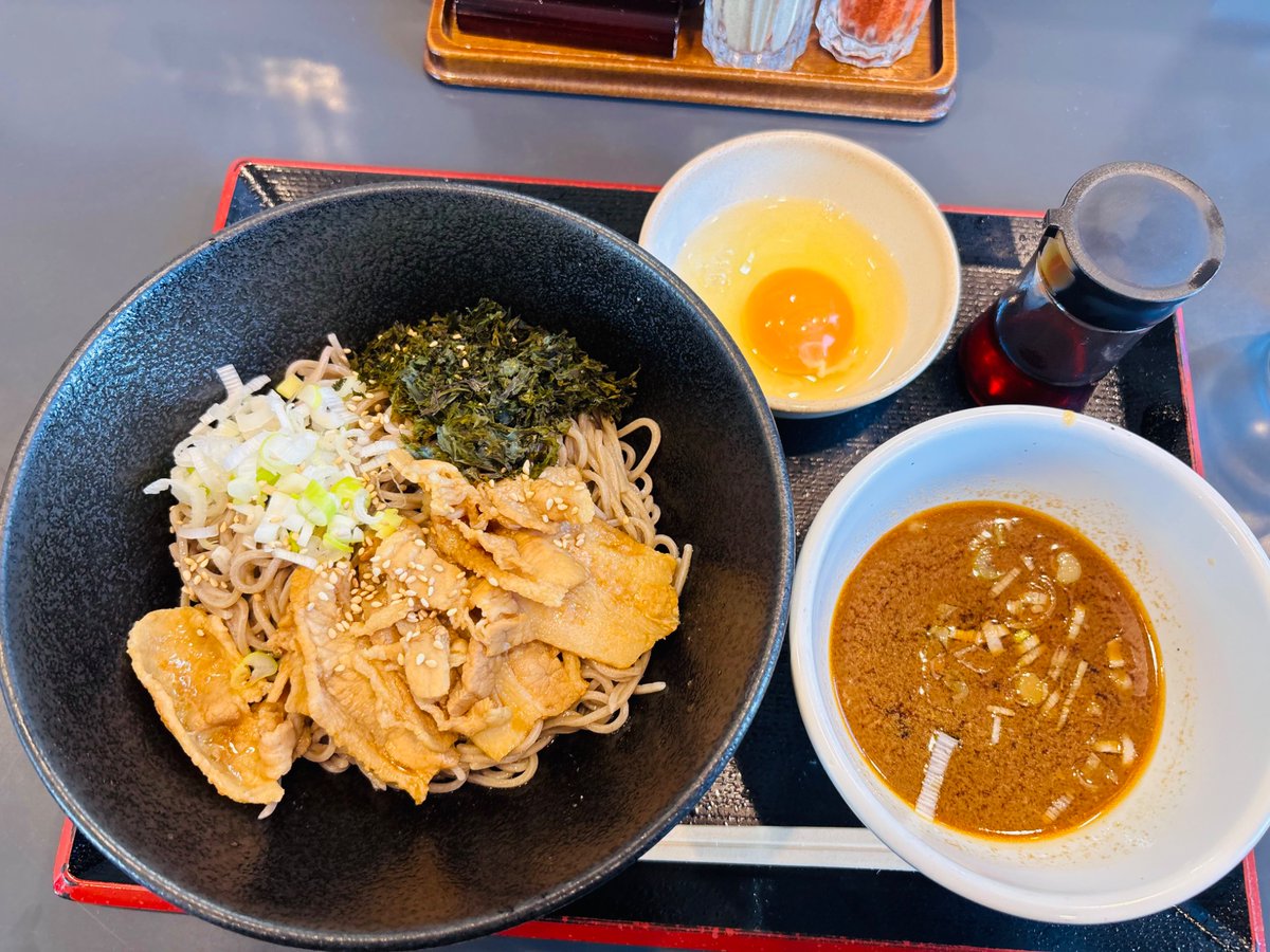 anpear0703's tweet photo. 会津若松市内のマルハン 会津若松店に隣接する〜ごはんどき 会津若松店だべした〜🎵
豚肉✕ 特製甘辛ダレの豚つけそばの〜お得な生玉子付き800円にしたべ〜😁
豚肉＆蕎麦に特製甘辛ダレと生卵を〜つけて食べたべ👍
マルホンごま油屋のラー油で、味変した方が美味かったべ〜😆
甘辛ダレとラー油が絶妙にマッチング〜だったわせ〜😃
生卵も〜いい感じだべ〜👍
#マルハン　#ごはんどき #会津若松市　#そば　#蕎麦
