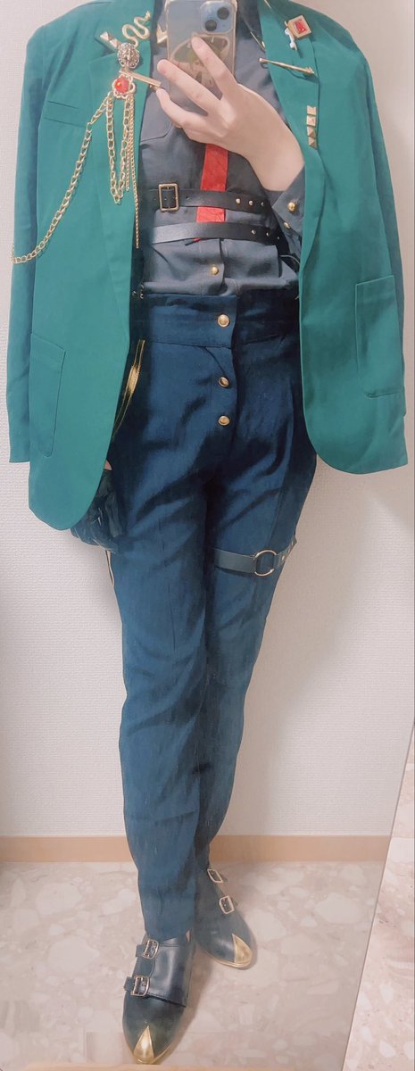 samidareCosplay's tweet photo. 試着する元気が出たので試着しました〜
胸つぶしも何もしてないから
男装なのに胸あってすまん...
胸筋だと思ってくれ。

今の髪がご本人くらいの長さのため
試着だけでニヤついた変態です https://t.co/qehKRmXfTE