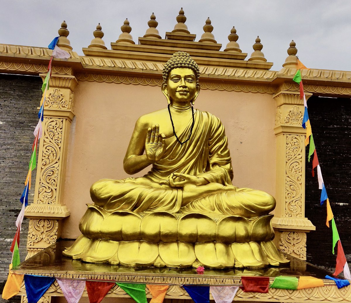 SangamNepal77's tweet photo. "शान्तिका अग्रदूत भगवान् गौतम बुद्धको दिव्य स्वरूप — शाश्वत धाम (CG Temple), नवलपरासी!"
कमलको आसनमा विराजमान सुनौलो प्रतिमा, अभय मुद्रा र हावामा लहराइरहेका धार्मिक पताकाहरू! मनलाई असीम शान्ति दिने एउटा सुन्दर दृश्य। बुद्धं शरणं गच्छामि! 🙏❤️
#LordBuddha #KnowNepal #CGTemple https://t.co/FoQN7pgy1n