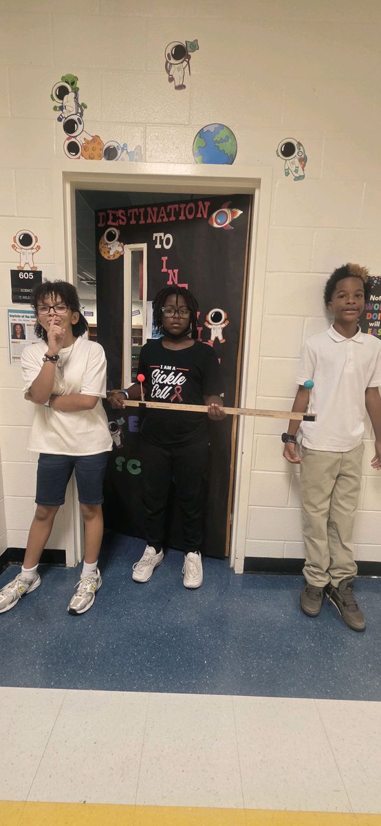 ELM_HCS's tweet photo. Students are learning about solar and lunar eclipses and these were the 1st set of students to figure it out by themselves how to create a model of an eclipse!#ScienceClass #HandsOnLearning 💛🦅💙 @PrincipalHolsey @HCS_ScienceDept @elmspto @istaypersistent https://t.co/4ZizmPUolh