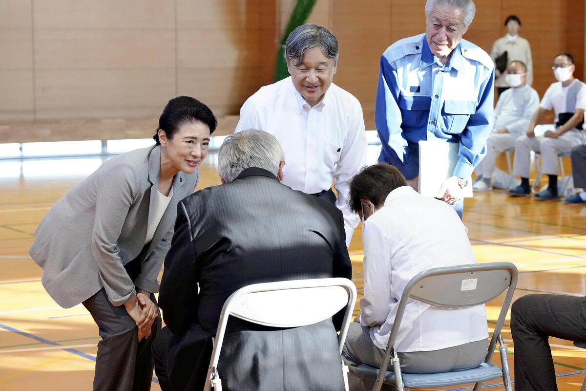 tomogang's tweet photo. 天皇皇后両陛下と面会した熊本地震の被災者の方々が言う。「地震から2ヶ月たって、だんだん心が沈んでいくところが、今日はもうお陰で心が明るくなって、本当にありがたいことです」、「お二人の笑顔がとても素敵で救われました」、「今から頑張っていこうと思います」心の救済と恢復。これぞ正に両陛下の被災地訪問の真髄なのだろう。