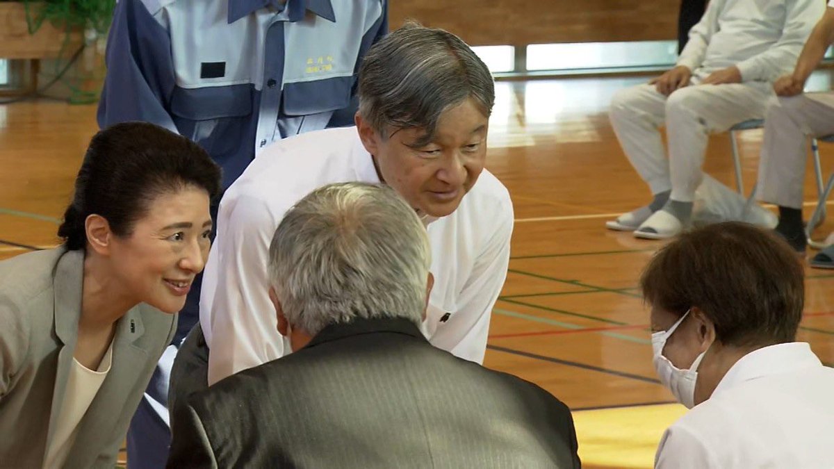tomogang's tweet photo. 天皇皇后両陛下と面会した熊本地震の被災者の方々が言う。「地震から2ヶ月たって、だんだん心が沈んでいくところが、今日はもうお陰で心が明るくなって、本当にありがたいことです」、「お二人の笑顔がとても素敵で救われました」、「今から頑張っていこうと思います」心の救済と恢復。これぞ正に両陛下の被災地訪問の真髄なのだろう。