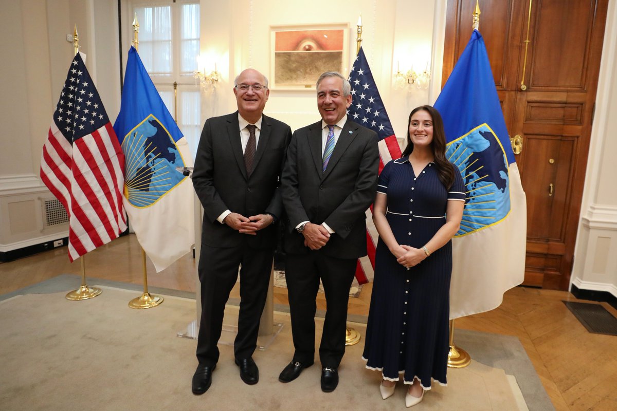 igoldfajn's tweet photo. It was great to continue celebrating @the_IDB Group’s Unseen Threads exhibition, this time at the Meridian International Center in Washington.

"Unseen Threads: The Fabric of Everyday Life in Central America" brings together works from the IDB Art Collection, featuring artists from Panama, Honduras, El Salvador, Costa Rica, and Guatemala, while highlighting how art can create space for dialogue and mutual understanding. 

Thank you to @MeridianIntl for hosting us, and to the ambassadors and representatives who joined us for this special evening.
-----
Fue un gusto seguir celebrando la exposición Unseen Threads del Grupo BID, esta vez en el Meridian International Center en Washington.

Unseen Threads: The Fabric of Everyday Life in Central America reúne obras de la Colección de Arte del BID de artistas de Panamá, Honduras, El Salvador, Costa Rica y Guatemala, y destaca cómo el arte puede abrir espacios para el diálogo y el entendimiento mutuo.

Gracias a Meridian por recibirnos, y a los embajadores y representantes que nos acompañaron en esta noche tan especial.
-----
Foi um prazer continuar celebrando a exposição "Unseen Threads" do Grupo BID, desta vez no Meridian International Center, em Washington.

"Unseen Threads: The Fabric of Everyday Life in Central America" ​​reúne obras da Coleção de Arte do BID, apresentando artistas do Panamá, Honduras, El Salvador, Costa Rica e Guatemala, e  destaca como a arte pode criar espaço para o diálogo e a compreensão mútua.

Agradecemos ao Meridian por nos receber, bem como aos embaixadores e representantes que se juntaram a nós nesta noite especial.
