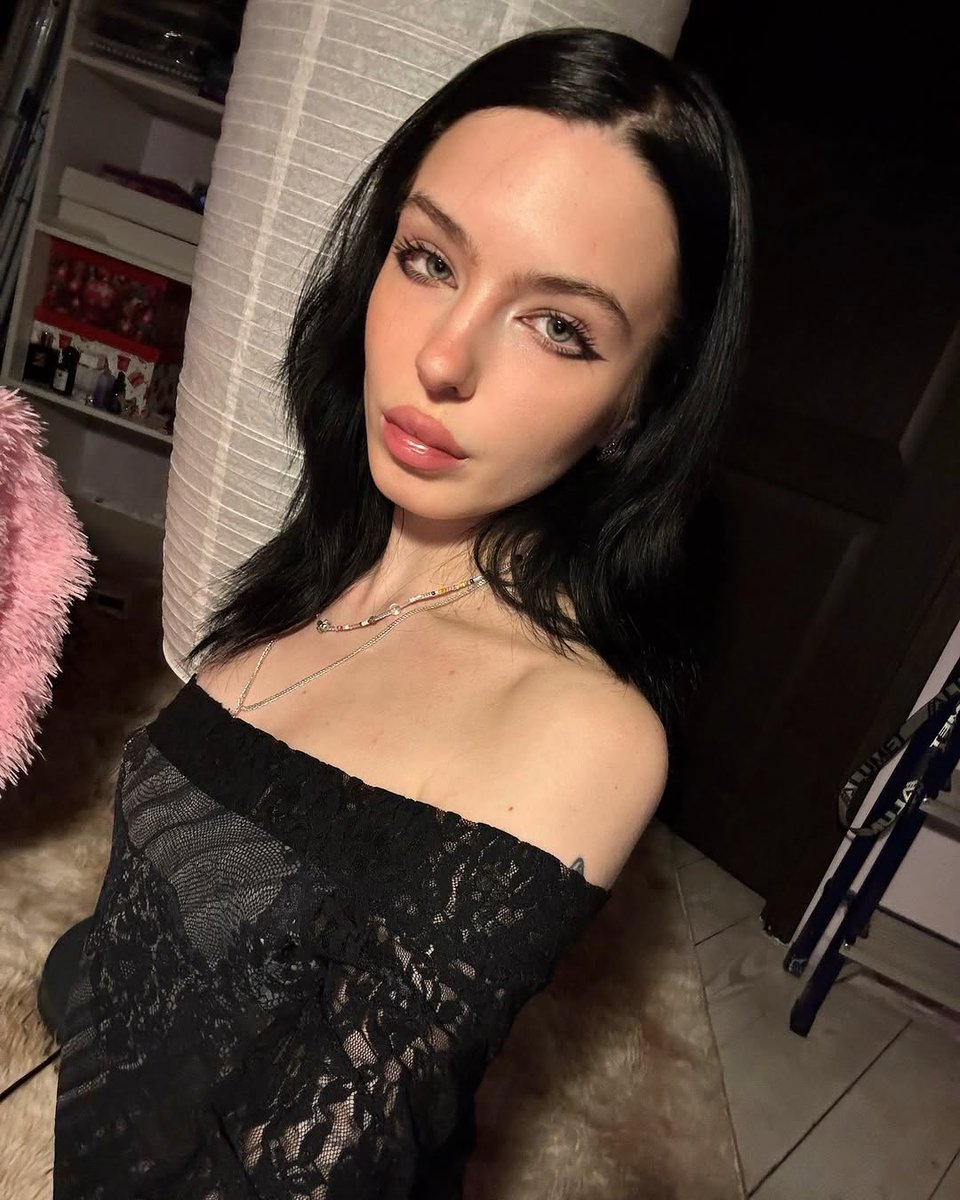 avecalice's tweet photo. Est-ce que je mérite au moins un « bonne soirée « de toi ? Même court ? https://t.co/8NiazWqpz2