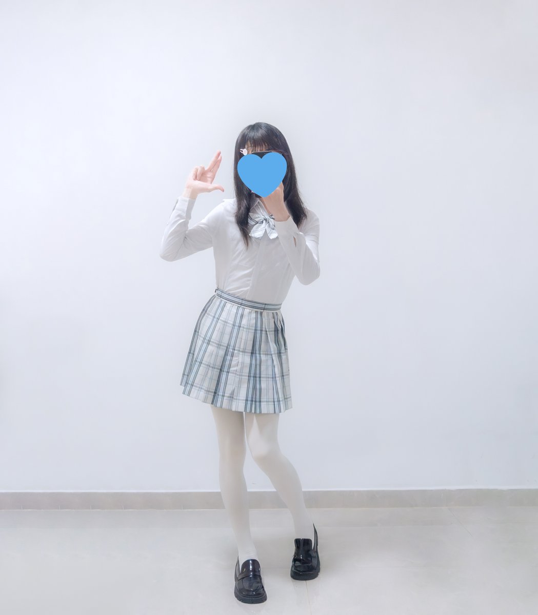 JanboMikan's tweet photo. 奶奶：你穿这样出门，别人肯定说你是变态。
我：不会的，这是我爸帮我搭的。
奶奶：他神经病啊？
我：他说他当年在连队文工团，就是穿这套把我妈拿下的。 https://t.co/iPBpf6gWvZ