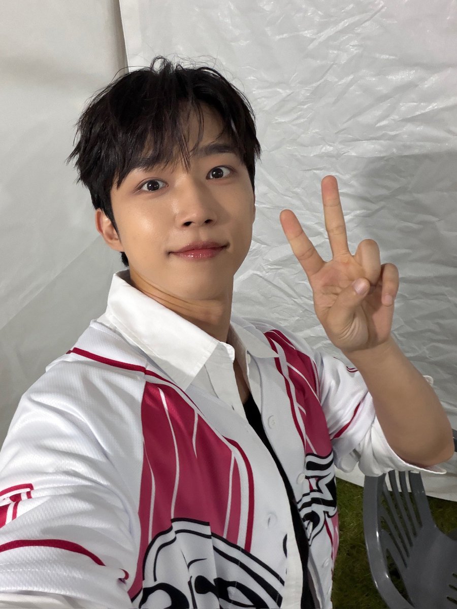 NFlyingofficial's tweet photo. 충 북대 목소리는 드럼의
북 소리보다 크다
대 장군 감이네

#NFlying #엔플라잉 #서동성 #SeoDongSung https://t.co/ZawnYJazZE