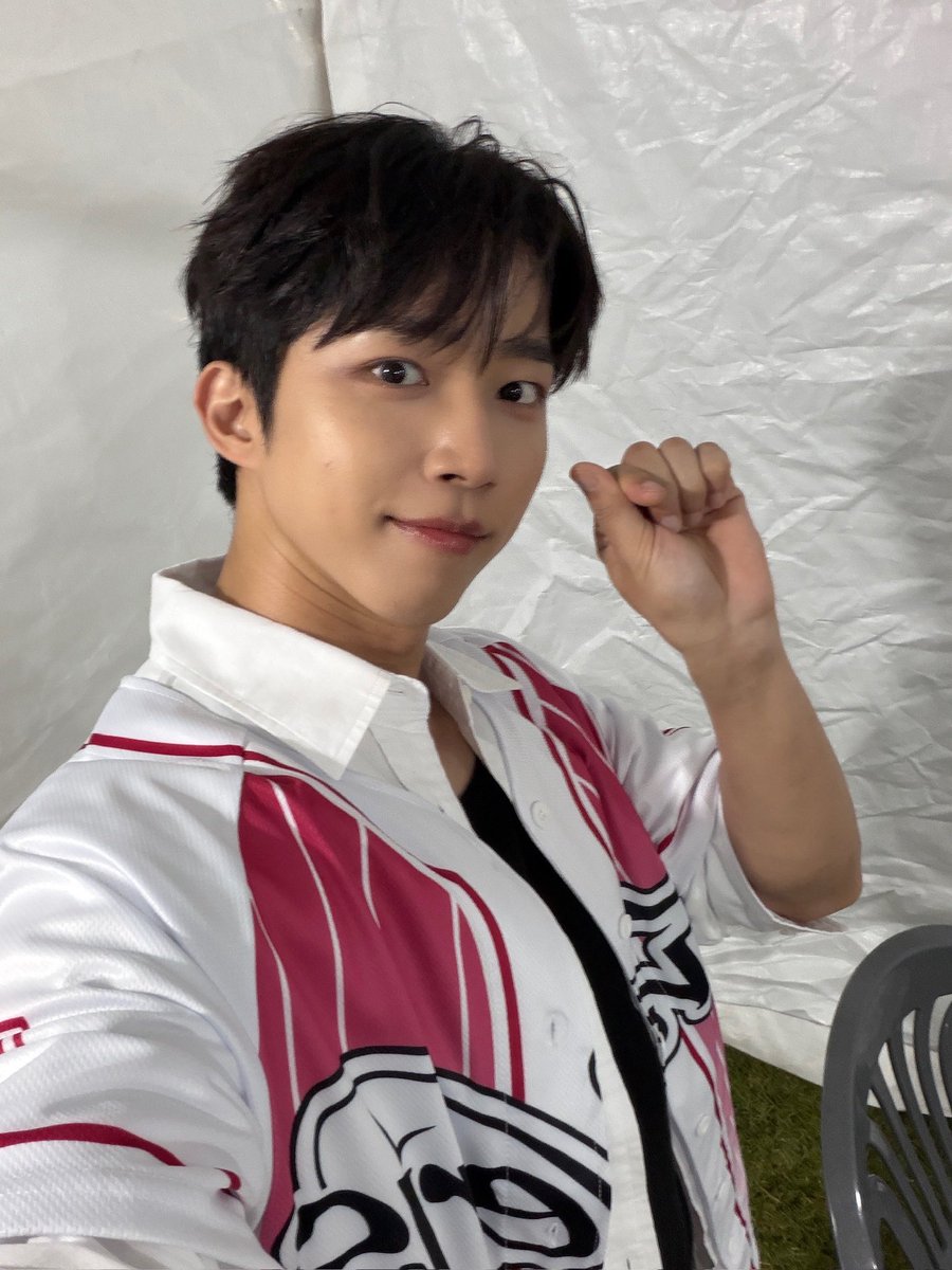 NFlyingofficial's tweet photo. 충 북대 목소리는 드럼의
북 소리보다 크다
대 장군 감이네

#NFlying #엔플라잉 #서동성 #SeoDongSung https://t.co/ZawnYJazZE