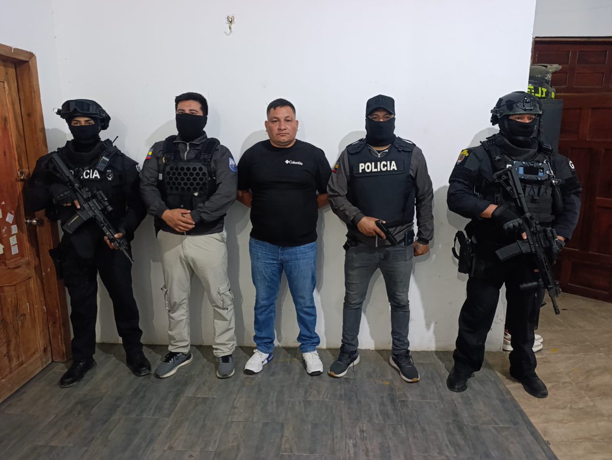 JohnReimberg's tweet photo. EN NUESTRA POLICÍA NO HAY ESPACIO PARA LA CORRUPCIÓN!

10 policías en servicio activo y 2 en servicio pasivo fueron detenidos después de una investigación conjunta entre Policía Nacional y Fiscalía por actuar en contra de los principios de su uniforme. Quien traiciona el deber de servir y proteger a los ecuatorianos, no merece el honor de vestirlo. 

La depuración policial es un compromiso firme. No vamos a tolerar que unos pocos manchen el honor de miles de policías que sí cumplen con su deber.

Seguimos trabajando.