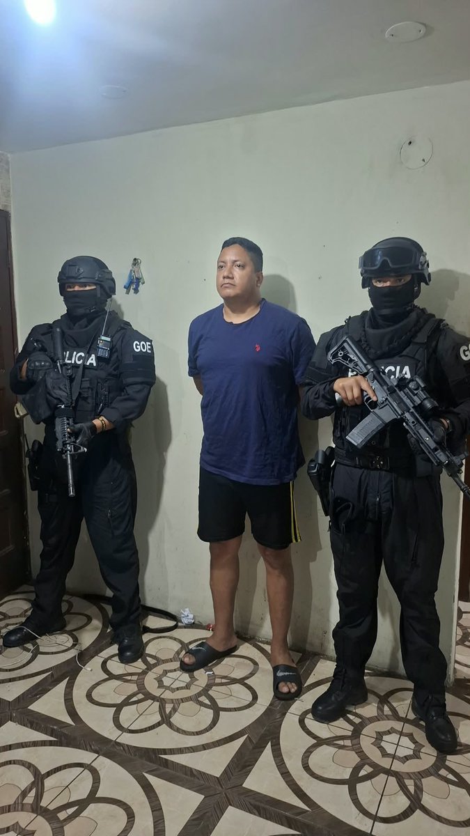 JohnReimberg's tweet photo. EN NUESTRA POLICÍA NO HAY ESPACIO PARA LA CORRUPCIÓN!

10 policías en servicio activo y 2 en servicio pasivo fueron detenidos después de una investigación conjunta entre Policía Nacional y Fiscalía por actuar en contra de los principios de su uniforme. Quien traiciona el deber de servir y proteger a los ecuatorianos, no merece el honor de vestirlo. 

La depuración policial es un compromiso firme. No vamos a tolerar que unos pocos manchen el honor de miles de policías que sí cumplen con su deber.

Seguimos trabajando.