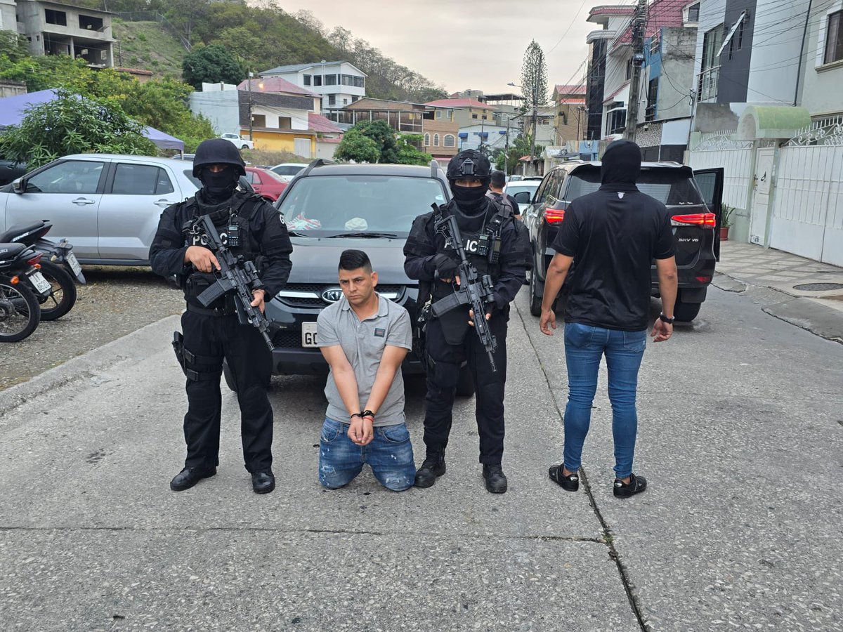 JohnReimberg's tweet photo. EN NUESTRA POLICÍA NO HAY ESPACIO PARA LA CORRUPCIÓN!

10 policías en servicio activo y 2 en servicio pasivo fueron detenidos después de una investigación conjunta entre Policía Nacional y Fiscalía por actuar en contra de los principios de su uniforme. Quien traiciona el deber de servir y proteger a los ecuatorianos, no merece el honor de vestirlo. 

La depuración policial es un compromiso firme. No vamos a tolerar que unos pocos manchen el honor de miles de policías que sí cumplen con su deber.

Seguimos trabajando.