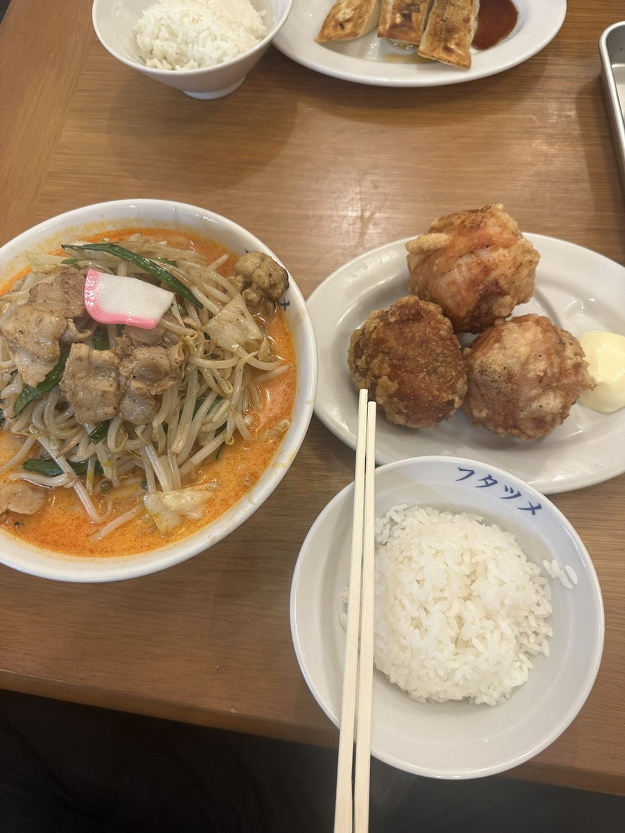 oiocha_taka's tweet photo. やべぇ！俺としたことが
伊勢崎の飯をポストし忘れてたわｗ
日の出食堂のモツ煮！
もつ煮込み食堂みつ子の一本角煮定食
ちなみに、ハサミで切りながら食べますｗ
フタツメの濃厚タンメン唐揚げセット
子供の拳くらいの唐揚げが3個
これは、食べきれずｗ
そっと、対面の同僚にパスしましたｗ https://t.co/js9UThmux0